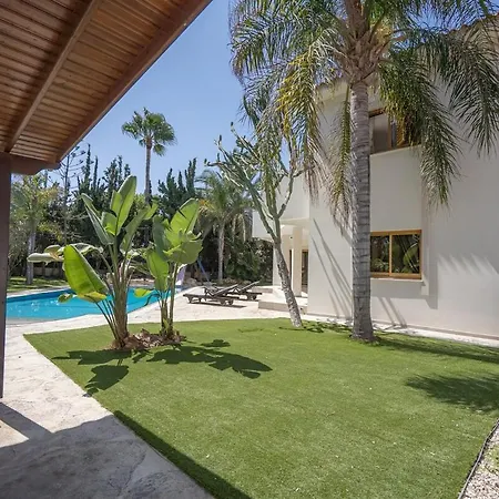 Blue Pearl - 6 Bedroom Villa Pýla